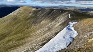 Cairngorms Plateau mit Schneeresten Juni